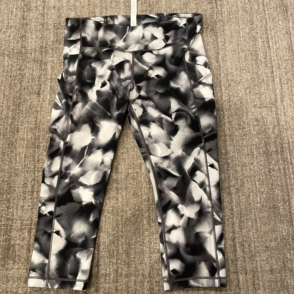 Lululemon Athletic Speed Up Crop Luxtreme Pants Women’s Size 10.